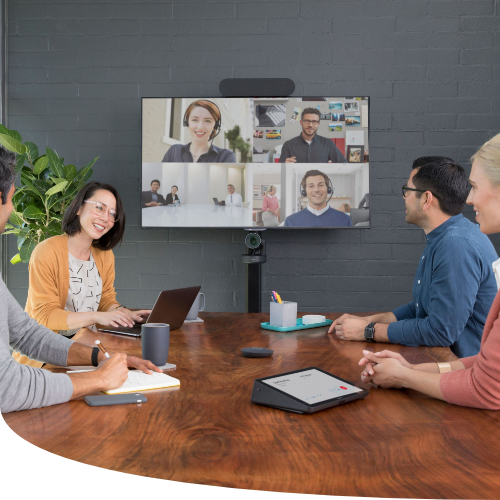 People in video meeting - Microsoft Teams Rooms Licensing